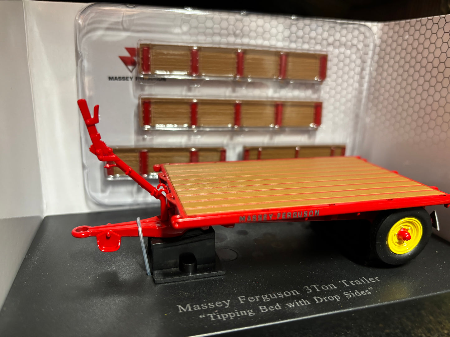 5329 Universal Hobbies Massey Ferguson 3t Trailer 1:32 scale DEALER box