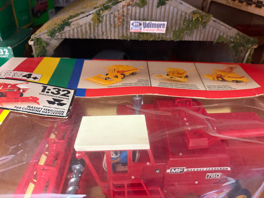 9570 Britains Massey Ferguson Combine Harvester 1:32 Scale Boxed Obsolete