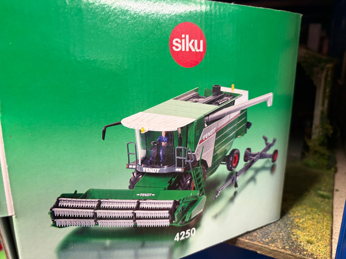 Vintage Siku 4250 Fendt 8350 AL Combine Harvester 2001 1:32 Scale – Boxed Obsolete
