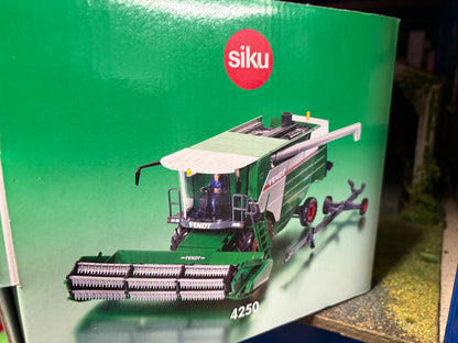 Vintage Siku 4250 Fendt 8350 AL Combine Harvester 2001 1:32 Scale – Boxed Obsolete