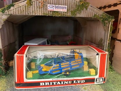 Vintage Britains Bale Sledge 1:32 scale  Obsolete 9557 Straw Box
