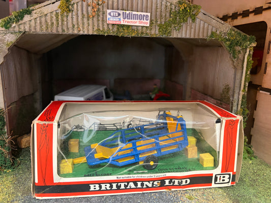 Vintage Britains Bale Sledge 1:32 scale  Obsolete 9557 Straw Box