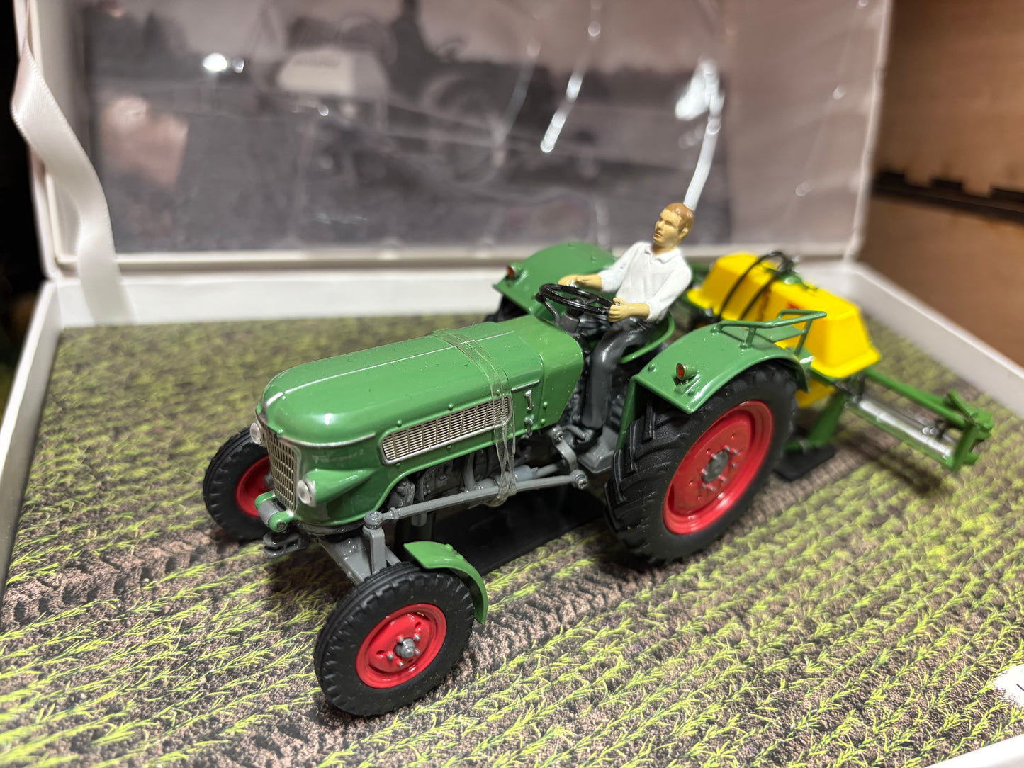 Universal Hobbies Fendt Farmer 2 Tractor & Amazone Sprayer Set UH6201 Limited Edition 1:32 Scale