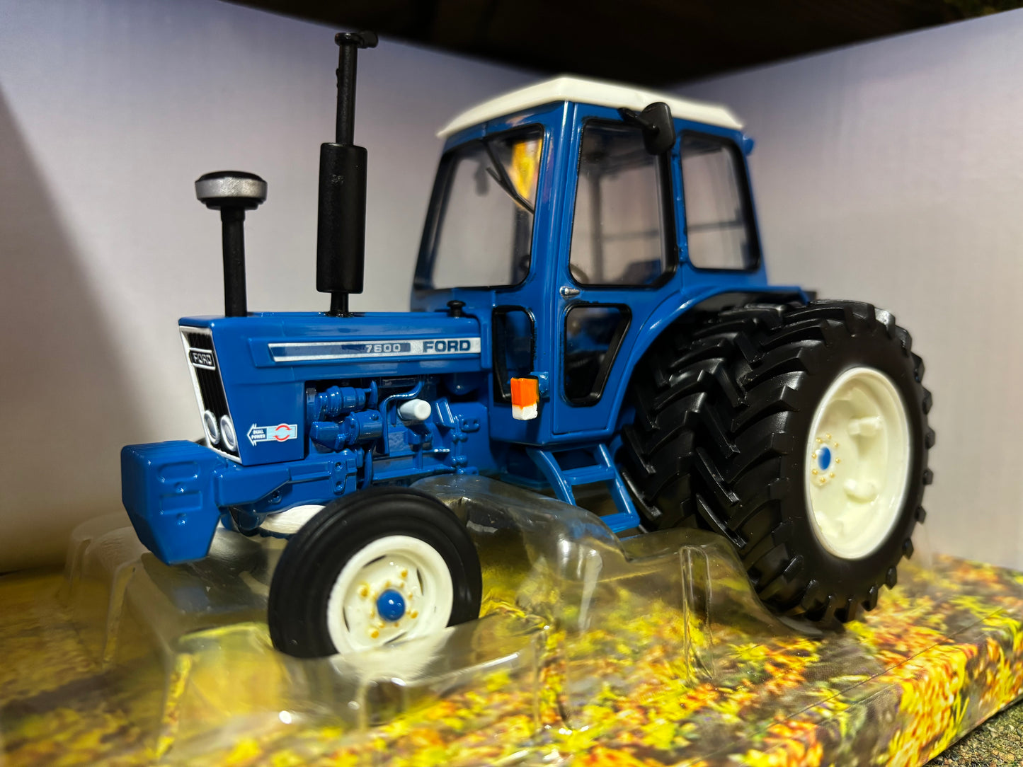 43371 Britains Ford 7600 with rear Duals Tractor 1:32 scale New BOXED