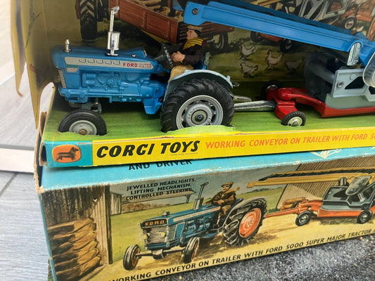 Ford 5000 super major conveyor on trailer Corgi farm set GS47 gift set 47 Image 2