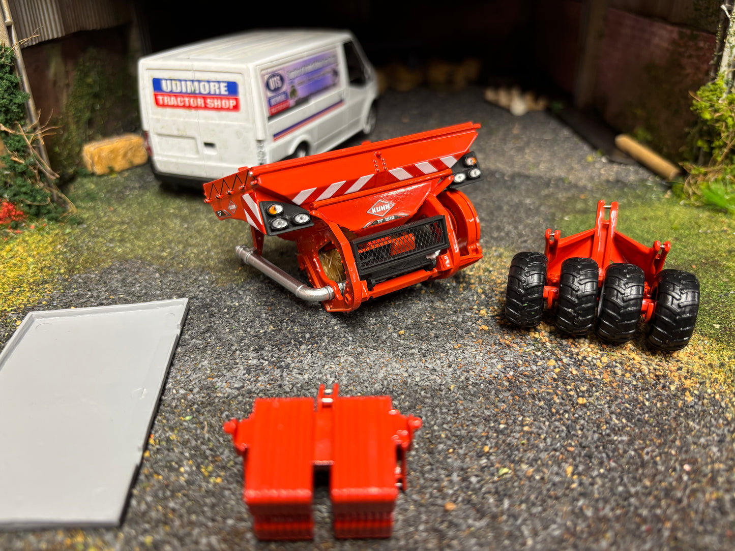 REP096 Replicagri Kuhn TF 1512 Hopper set 1:32 scale Boxed