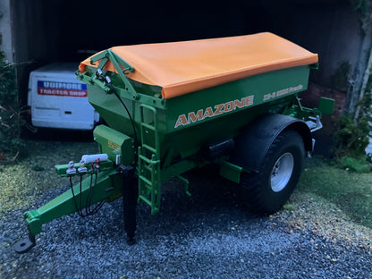 Universal Hobbies Amazone 8200 spreader 1:32 scale Boxed UH2593U