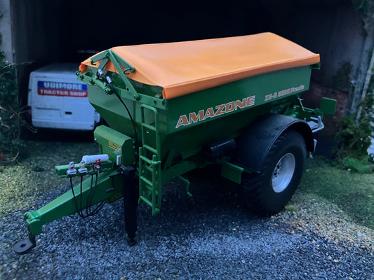 Universal Hobbies Amazone 8200 spreader 1:32 scale Boxed UH2593U