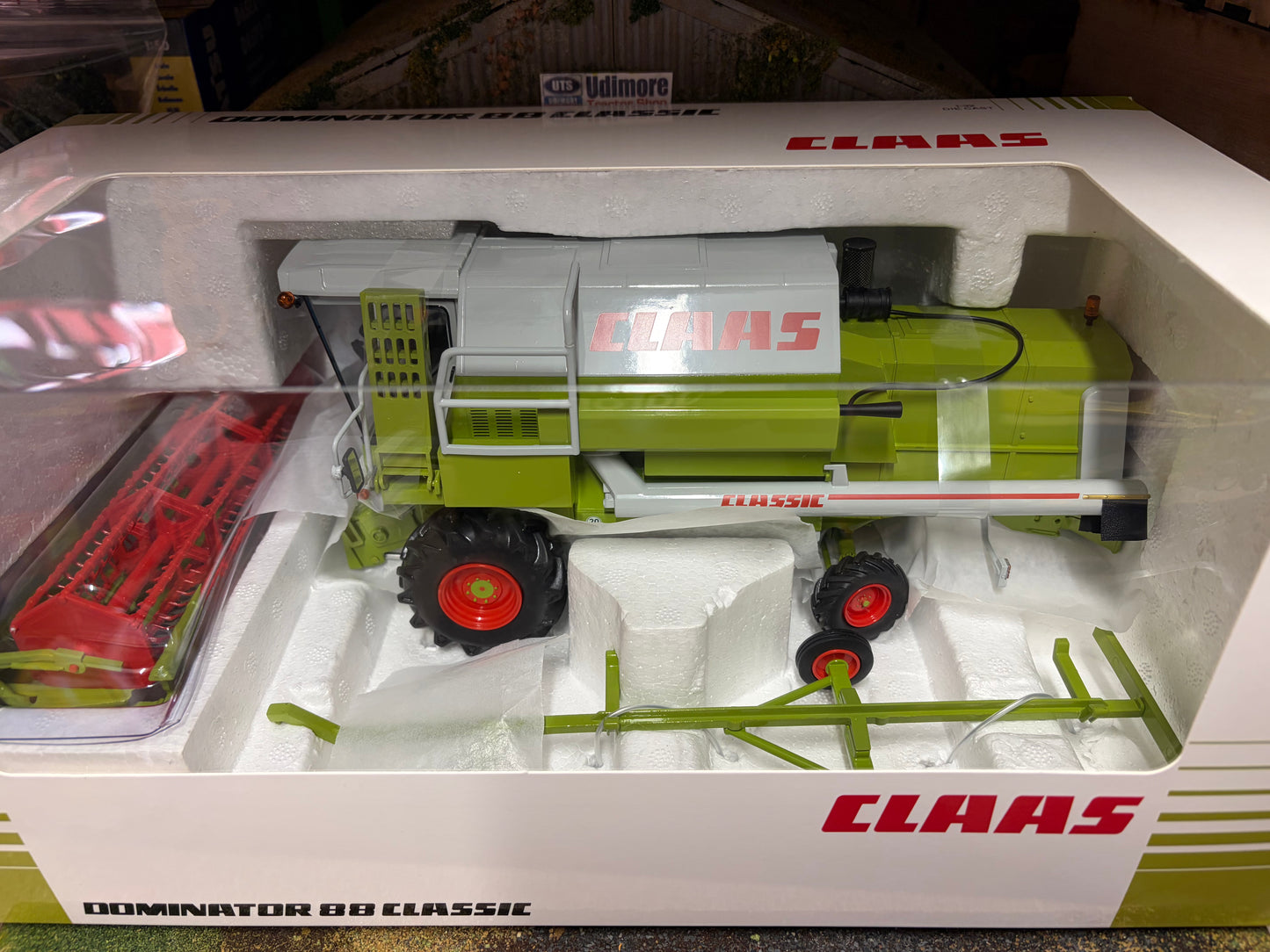 REP169 Replicagri Claas Dominator 88 Classic Combine Harvester Header trailer Stunning in 1:32 scale