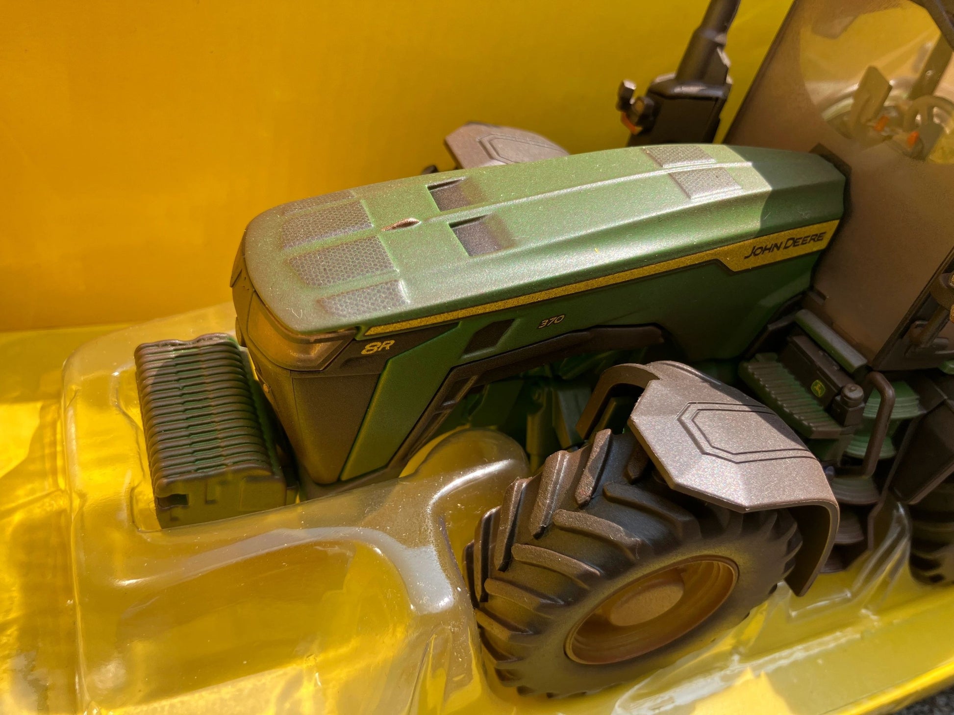 Lightly weathered Britains John Deere 8R 370 tractor conversion 1:32 scale BOXED 43289 Image 3