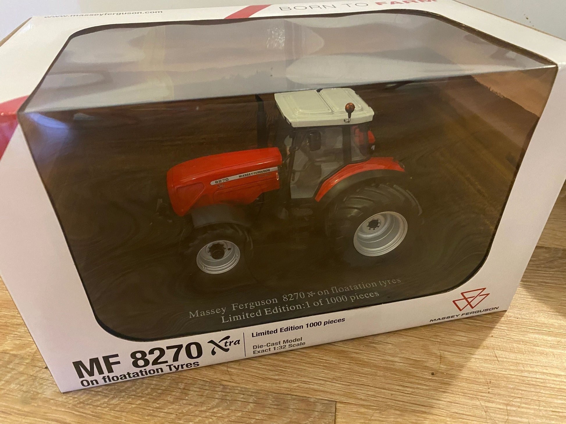 Limited Edition 6425 Universal Hobbies Massey Ferguson 8270 tractor BOXED 1:32 scale Floatation Tyres Image 3