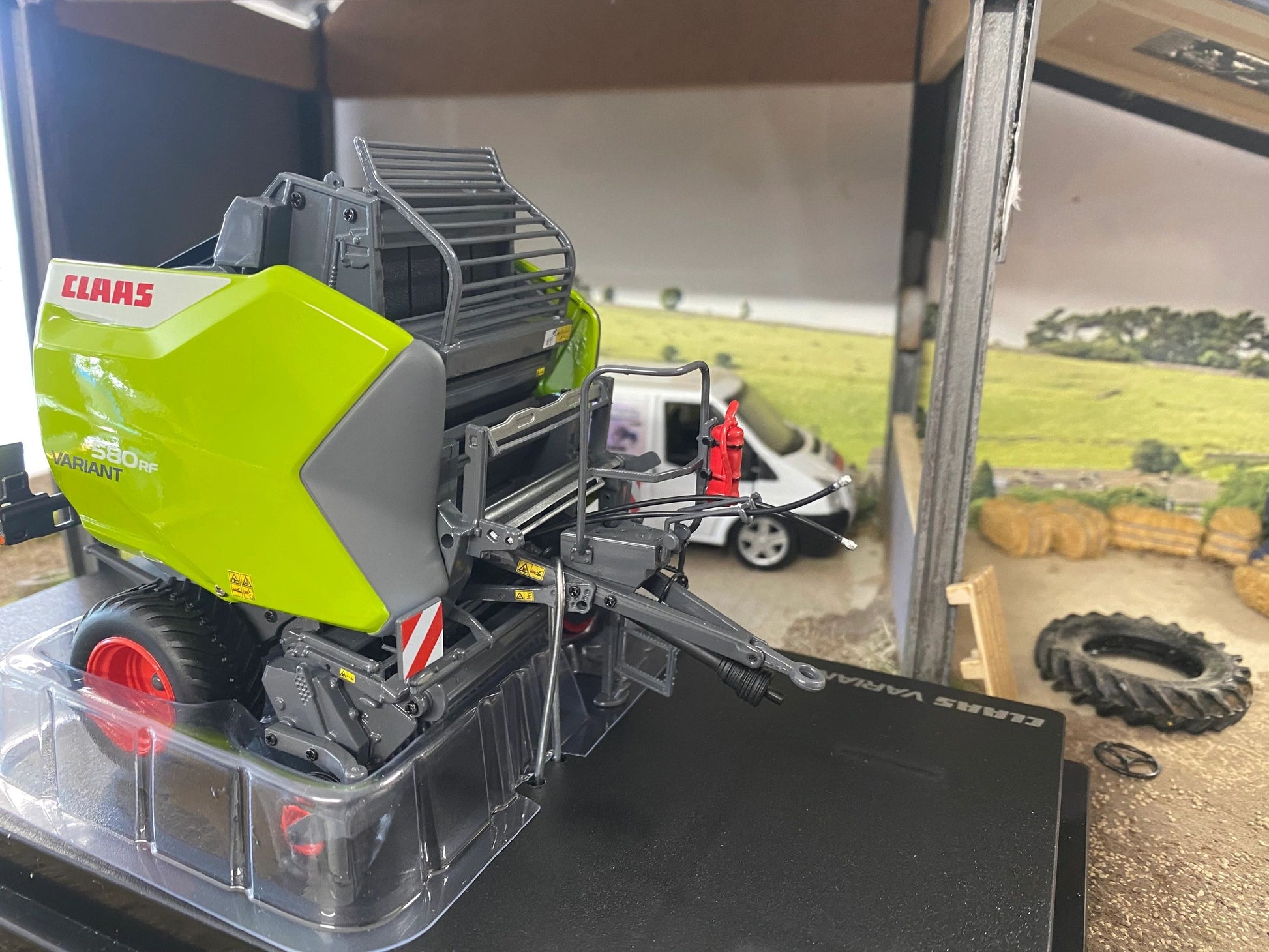 Limited Edition Claas Variant 580 RF Baler 1:32 scale Universal Hobbies UH6690 Image 3
