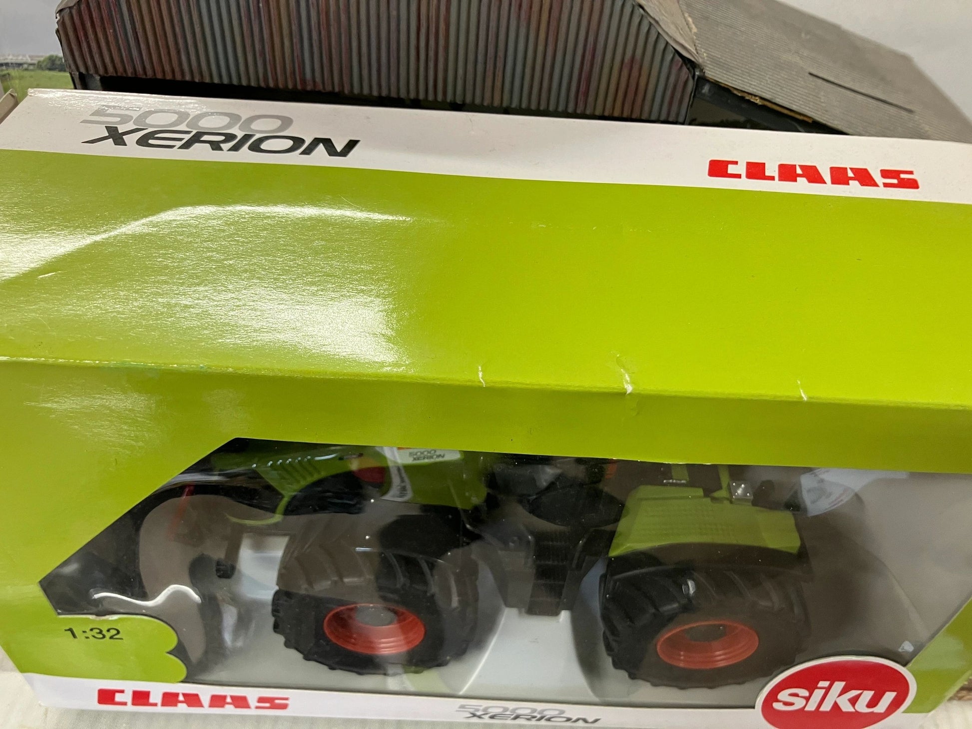 Limited Edition Claas Xerion 4500 Tractor 1:32 scale DEALER BOX Siku Image 3