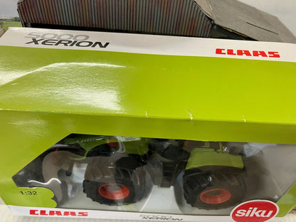 Limited Edition Claas Xerion 4500 Tractor 1:32 scale DEALER BOX Siku Image 3