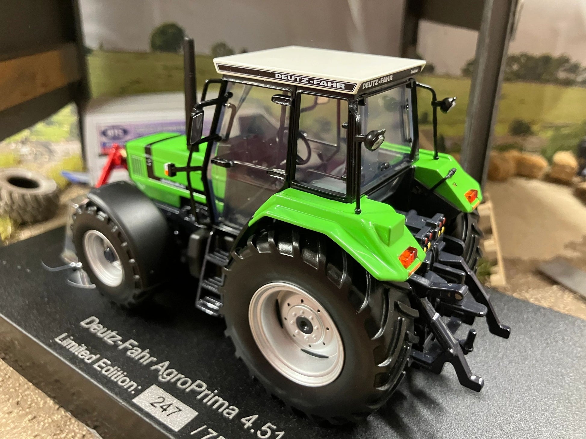 Limited Edition Universal Hobbies Deutz Fahr Agroprima 4.51 Tractor BOXED 1:32 scale UH6776 Image 6