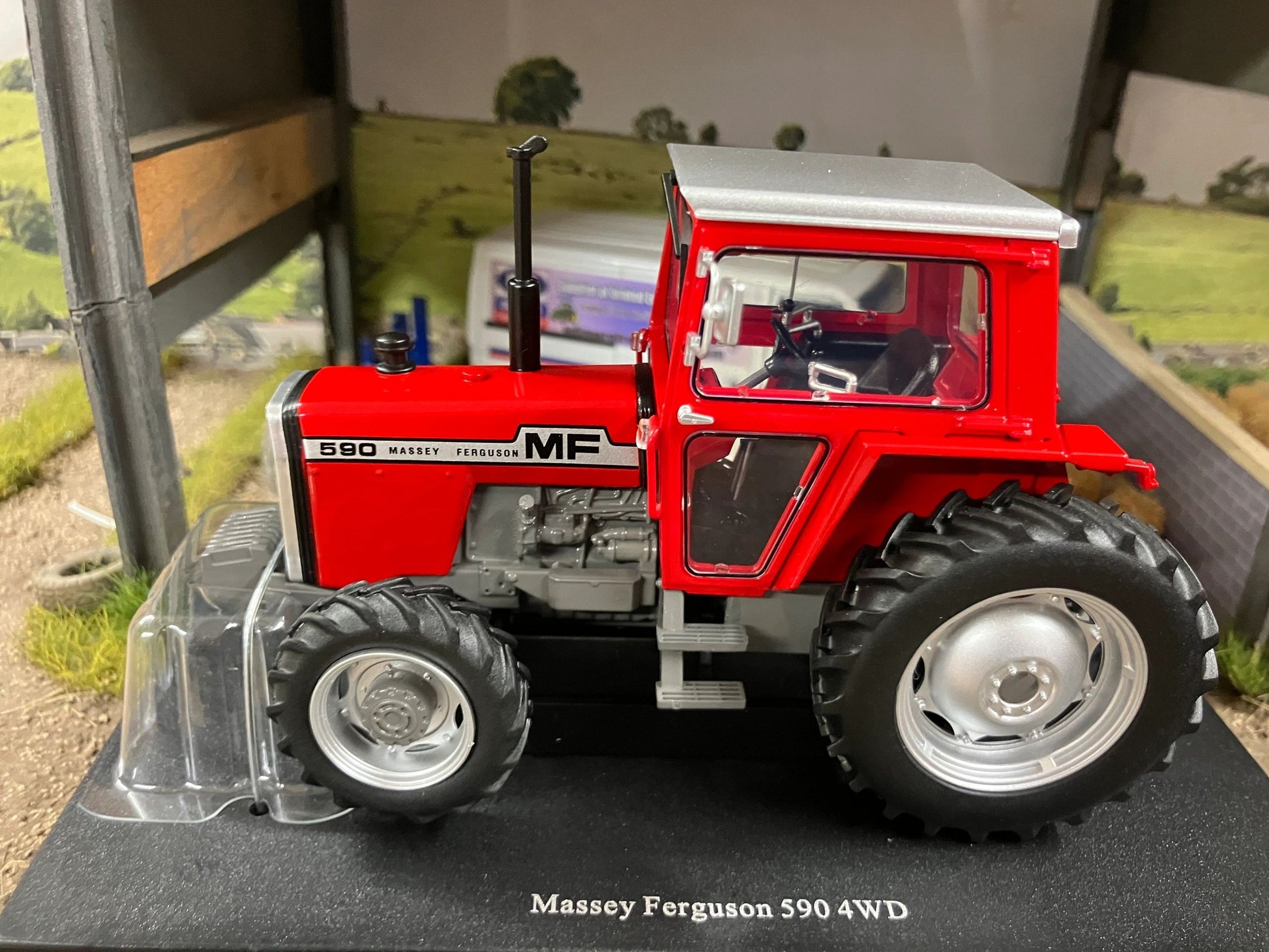Limited Edition Universal Hobbies Massey Ferguson 590 4wd Tractor red cab Big wheels BOXED 1:32 scale UH6764 Image 2
