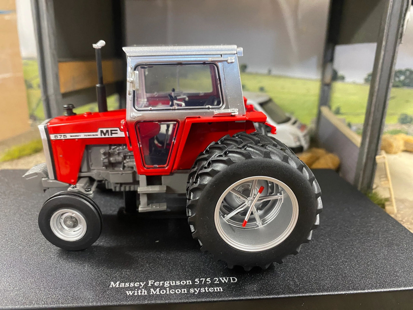 Limited Edition Universal Hobbies Massey Ferguson 575 2wd Tractor red silver cab rear Molcon duals BOXED 1:32 scale UH6767 Image 3