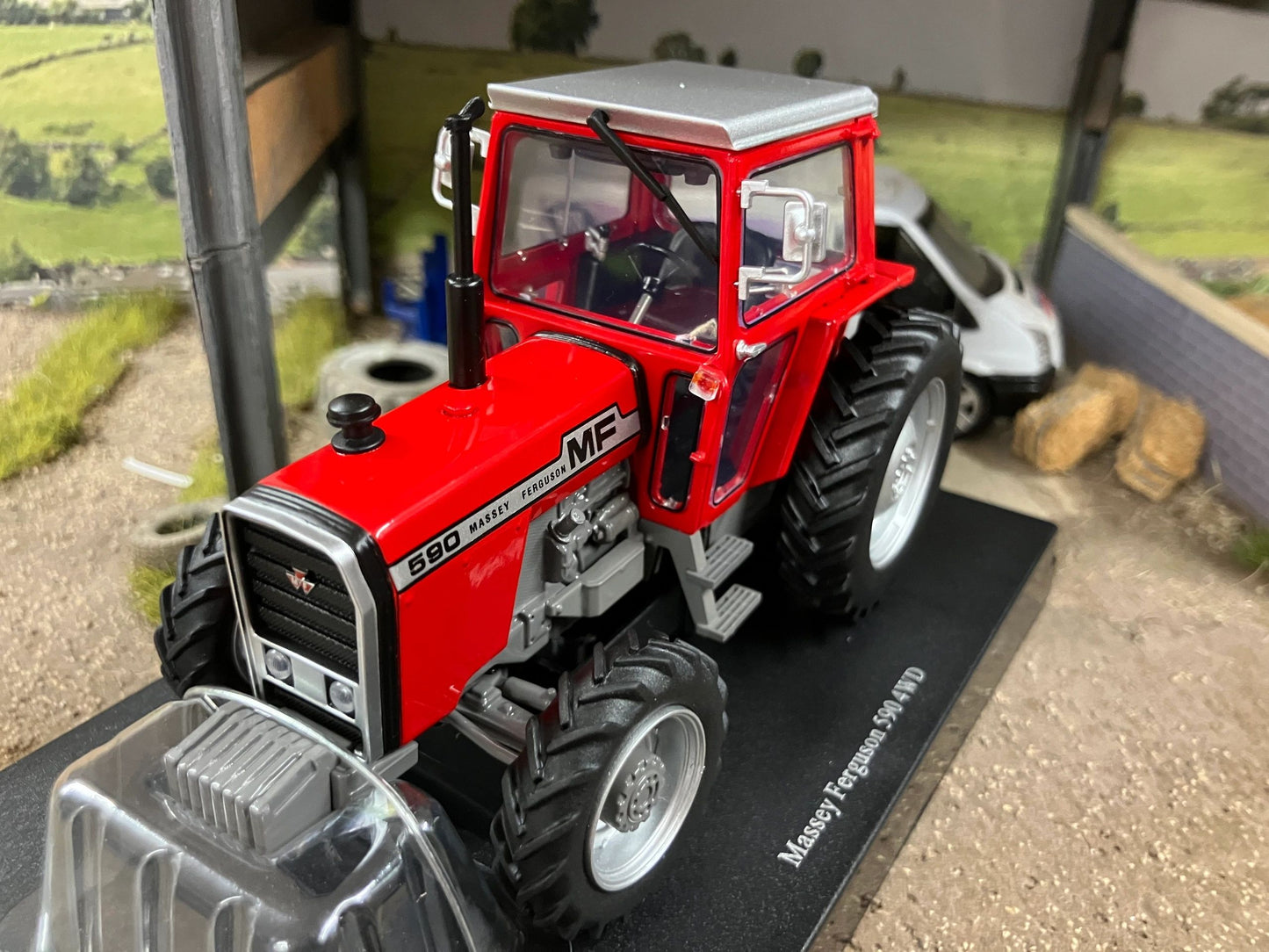 Limited Edition Universal Hobbies Massey Ferguson 590 4wd Tractor red cab Big wheels BOXED 1:32 scale UH6764 Image 4