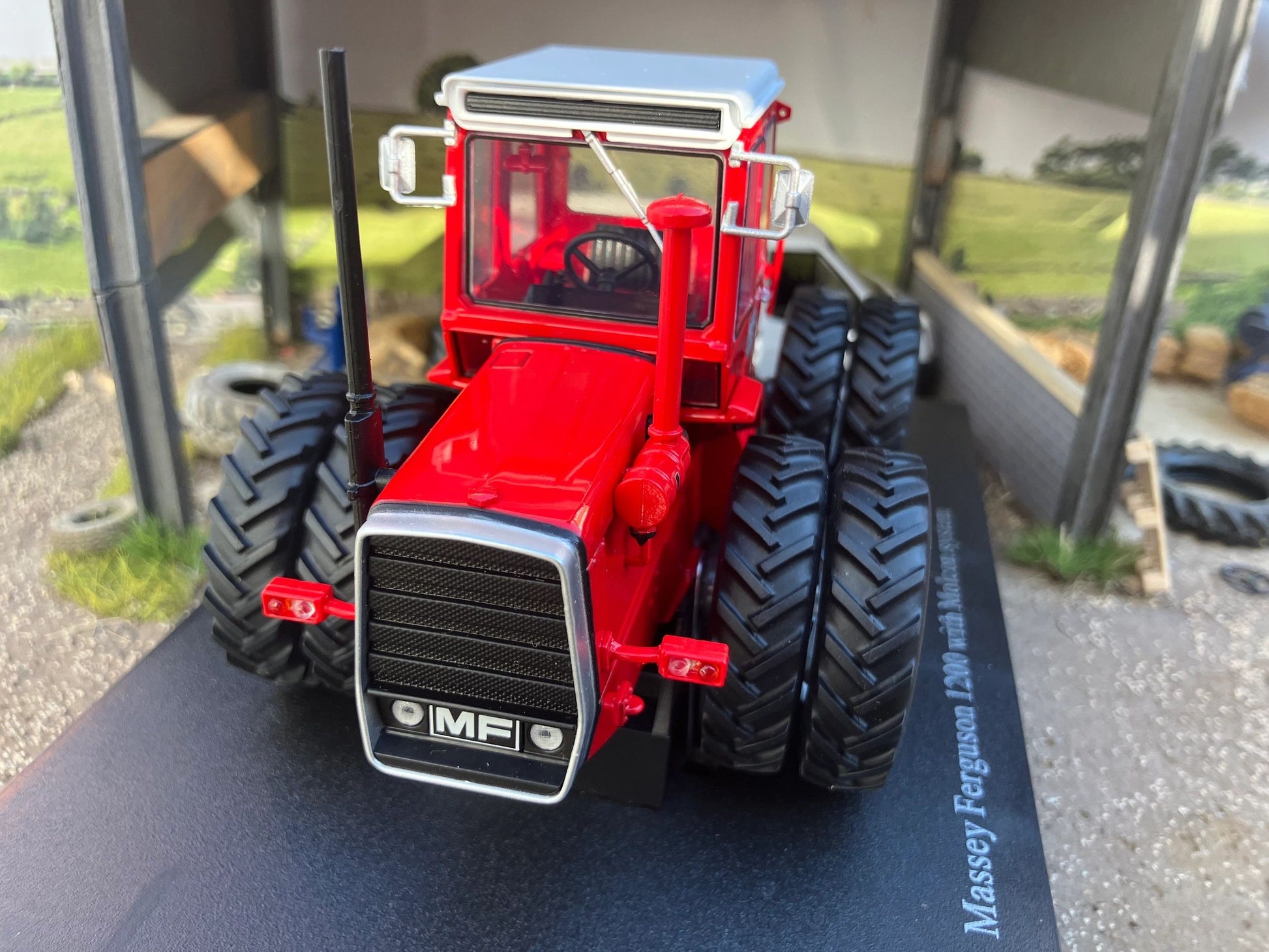 Limited Edition Universal Hobbies Massey Ferguson 1200 Tractor with Molcon duals BOXED 1:32 scale UH6700 Image 4