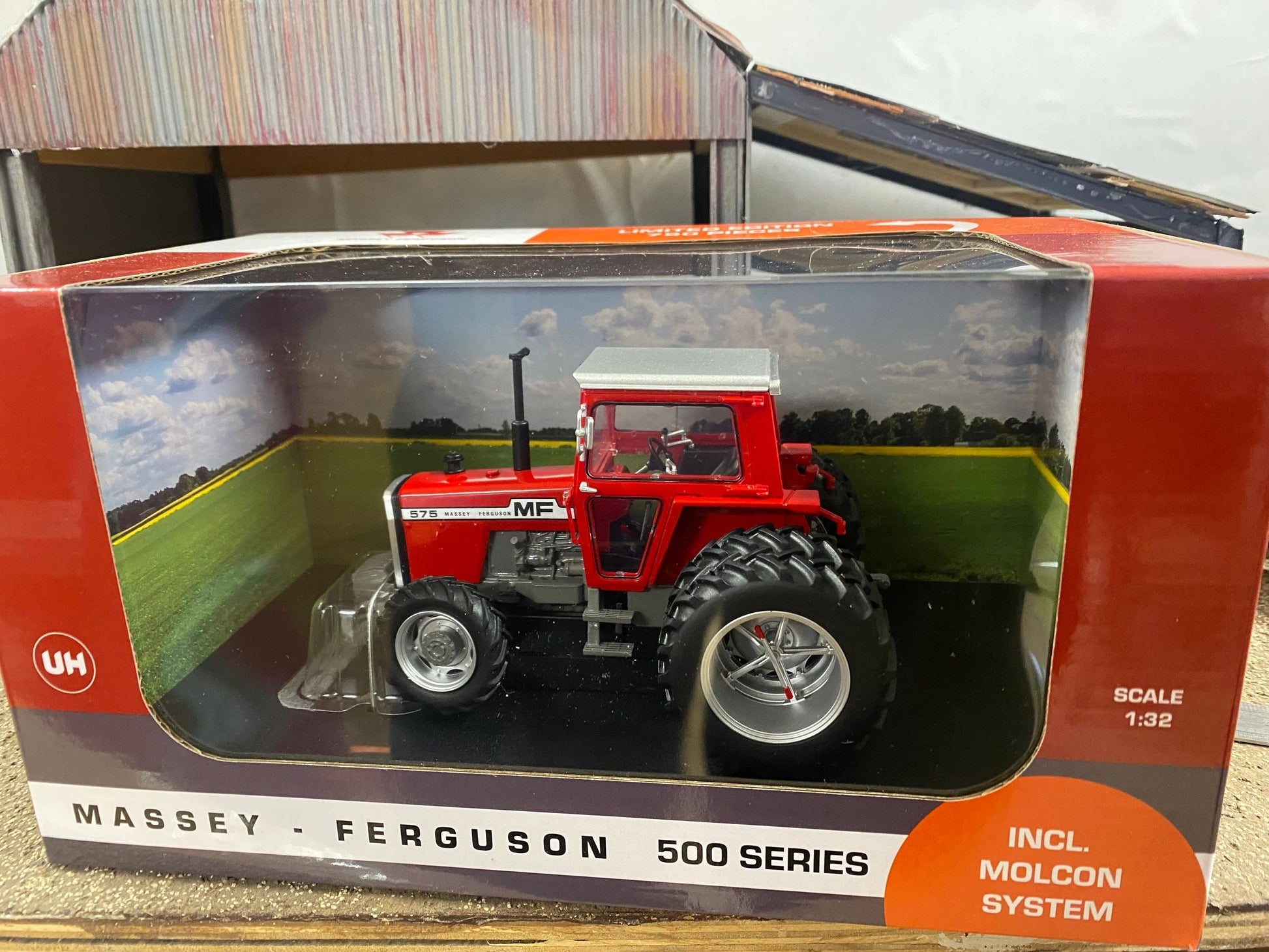 Limited Edition Universal Hobbies Massey Ferguson 575 4wd Tractor red cab rear Molcon duals BOXED 1:32 scale UH6765 Image 5