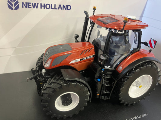 Limited Edition Universal Hobbies New Holland T7.300 Fiat Centenario Tractor BOXED 1:32 scale UH6797 Image