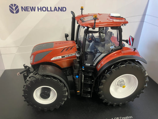 Limited Edition Universal Hobbies New Holland T7.300 Fiat Centenario Tractor BOXED 1:32 scale UH6797 Image 2
