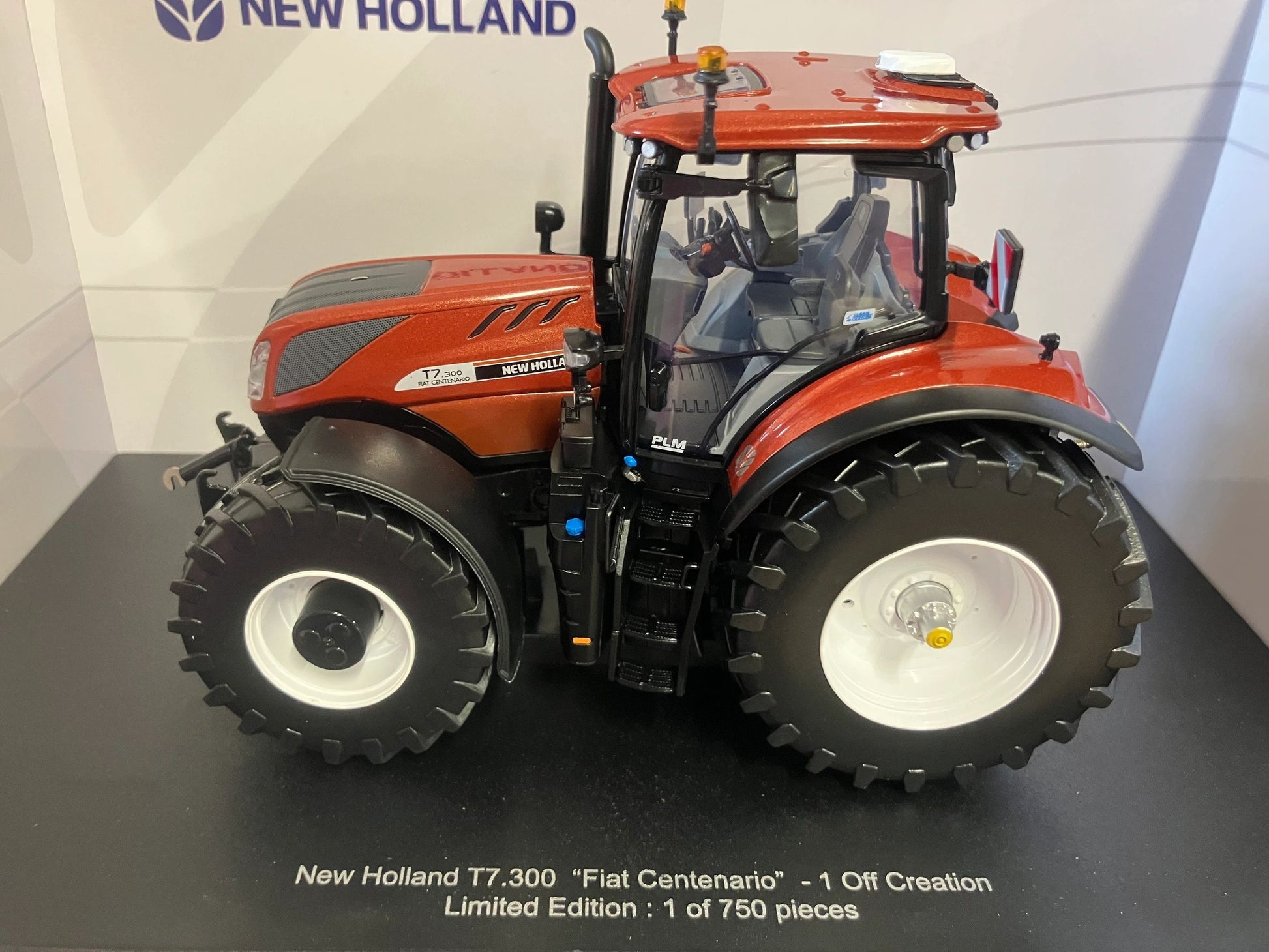 Limited Edition Universal Hobbies New Holland T7.300 Fiat Centenario Tractor BOXED 1:32 scale UH6797 Image 3