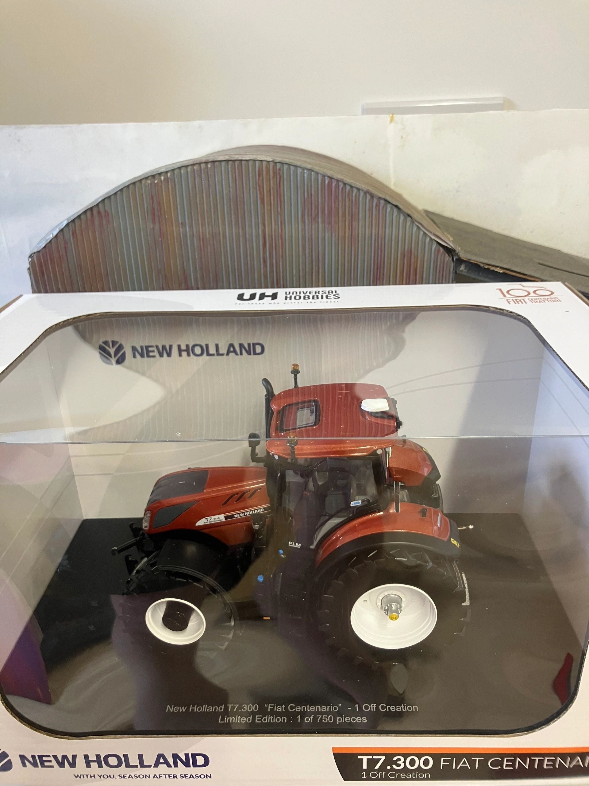 Limited Edition Universal Hobbies New Holland T7.300 Fiat Centenario Tractor BOXED 1:32 scale UH6797 Image 4