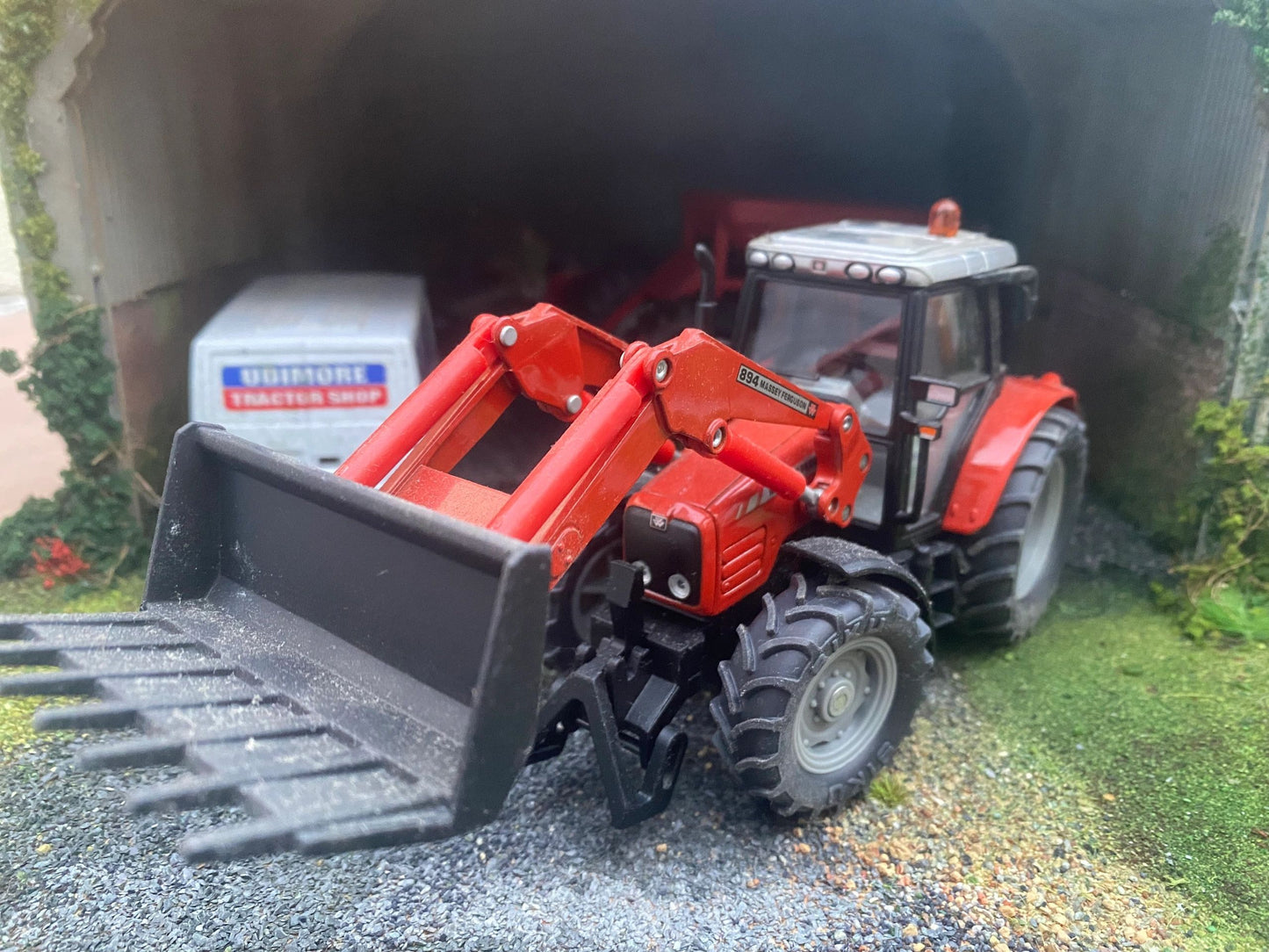 Massey Ferguson Tractor with 894 Front Loader 1:32 scale boxed Siku 3653 Image 5