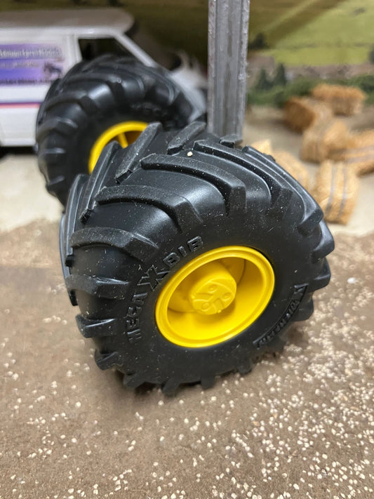 Michelin 1050 Mega X bib floatation wheel set 1:32 scale 58mm x 33mm Image