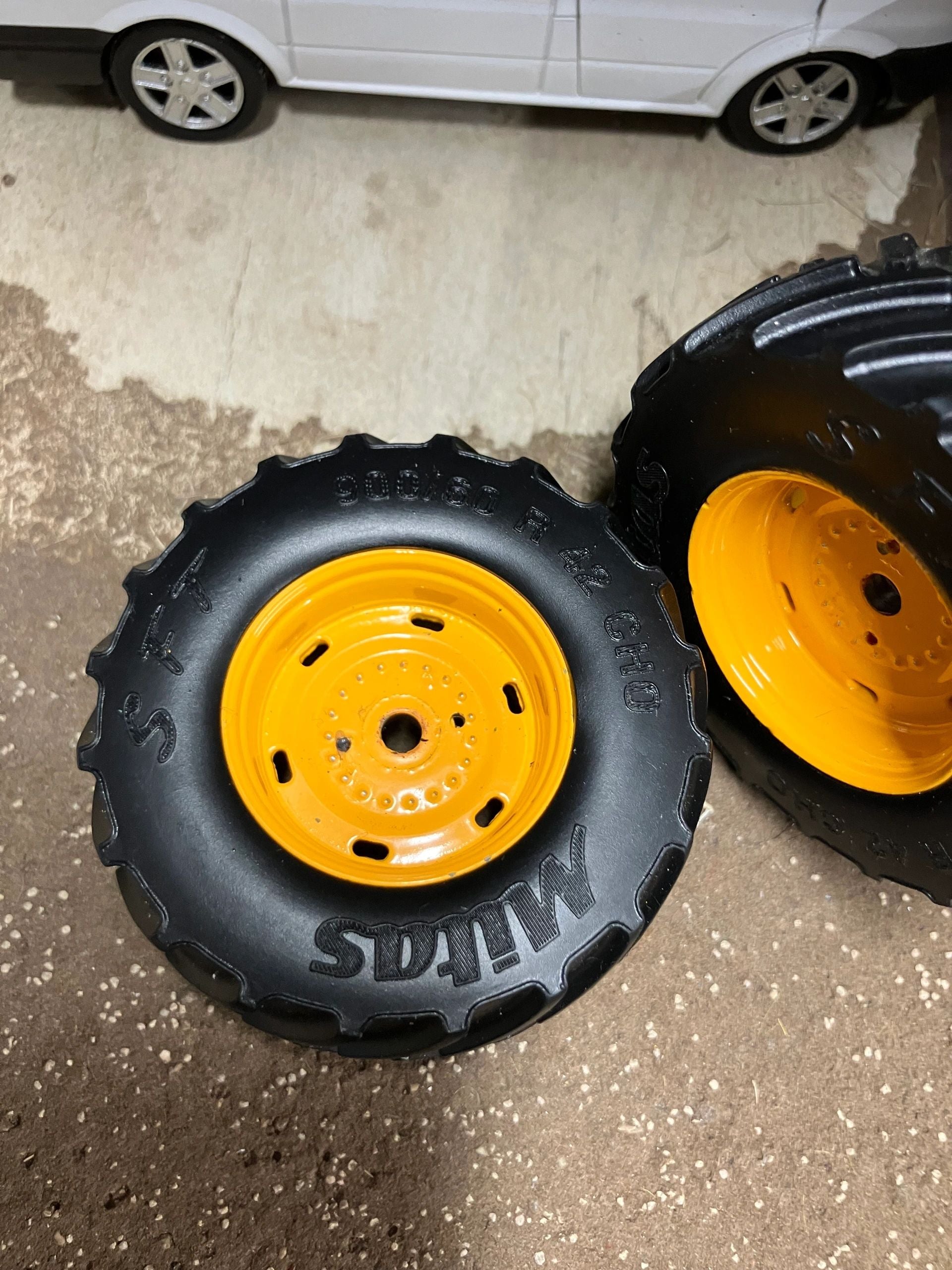 Mitas 900/60 R42 Tractor wheel set 1:32 scale 65mm x 28mm Image 5