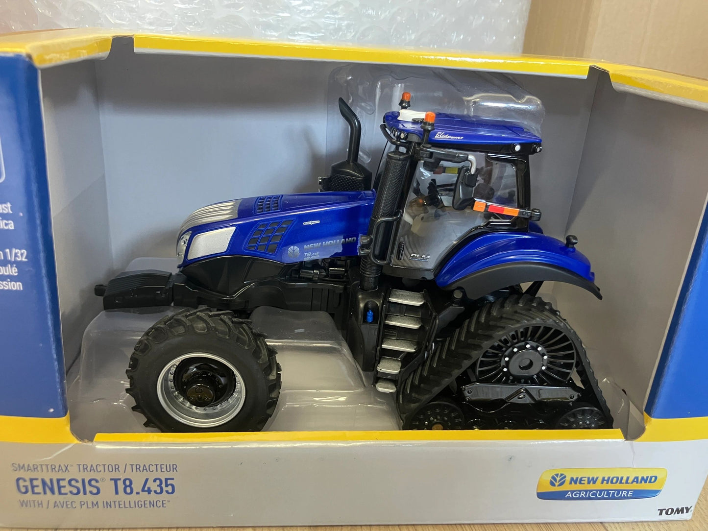 New Holland T8.435 Genesis SmartTrax Tractor 1:32 scale ERTL 13944 Image 3