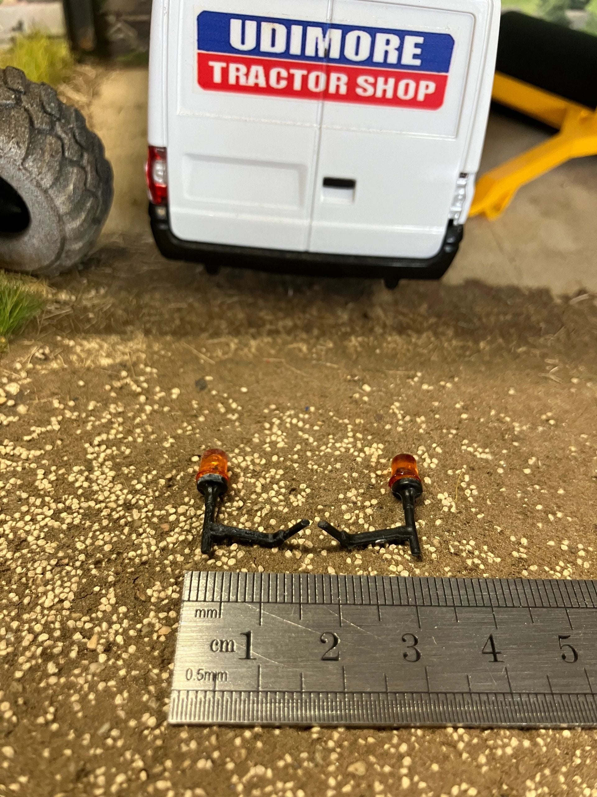 Pair of flashing right and left light Beacon light tractor truck 1:32 scale Image