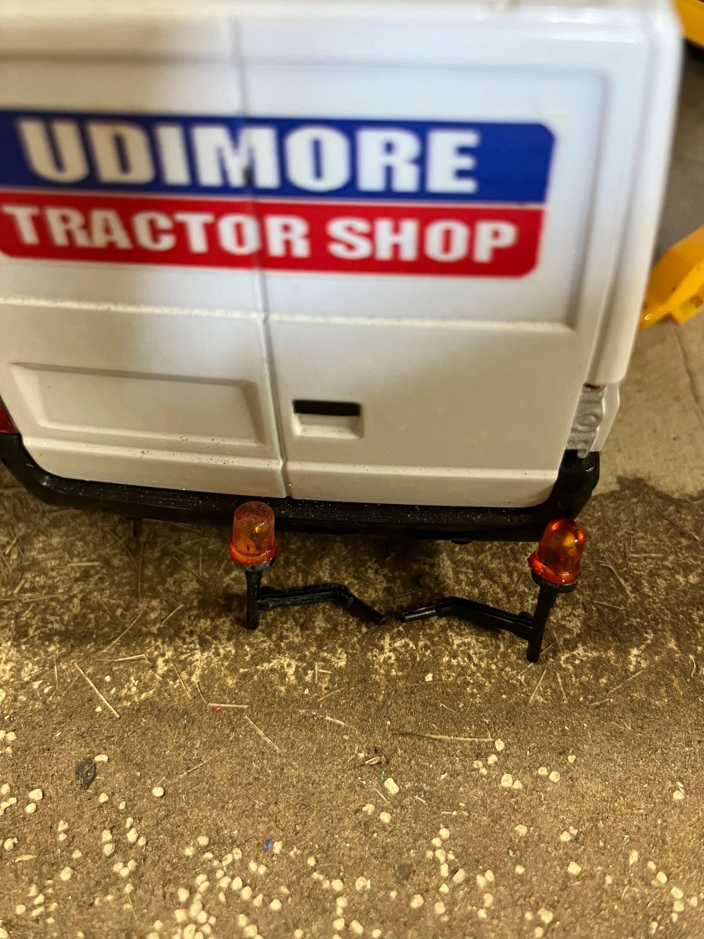Pair of flashing right and left light Beacon light tractor truck 1:32 scale Image 4