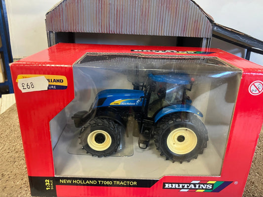 RARE Vintage Britains New Holland T7060 Tractor 1:32 scale 42301 Image