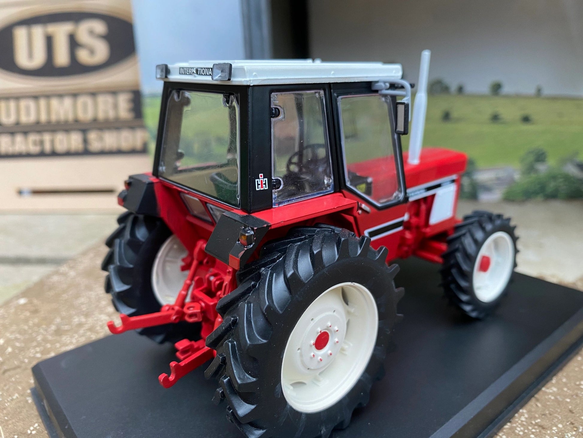 REP063 Replicagri International 1055 tractor 1:32 scale Boxed Image 4
