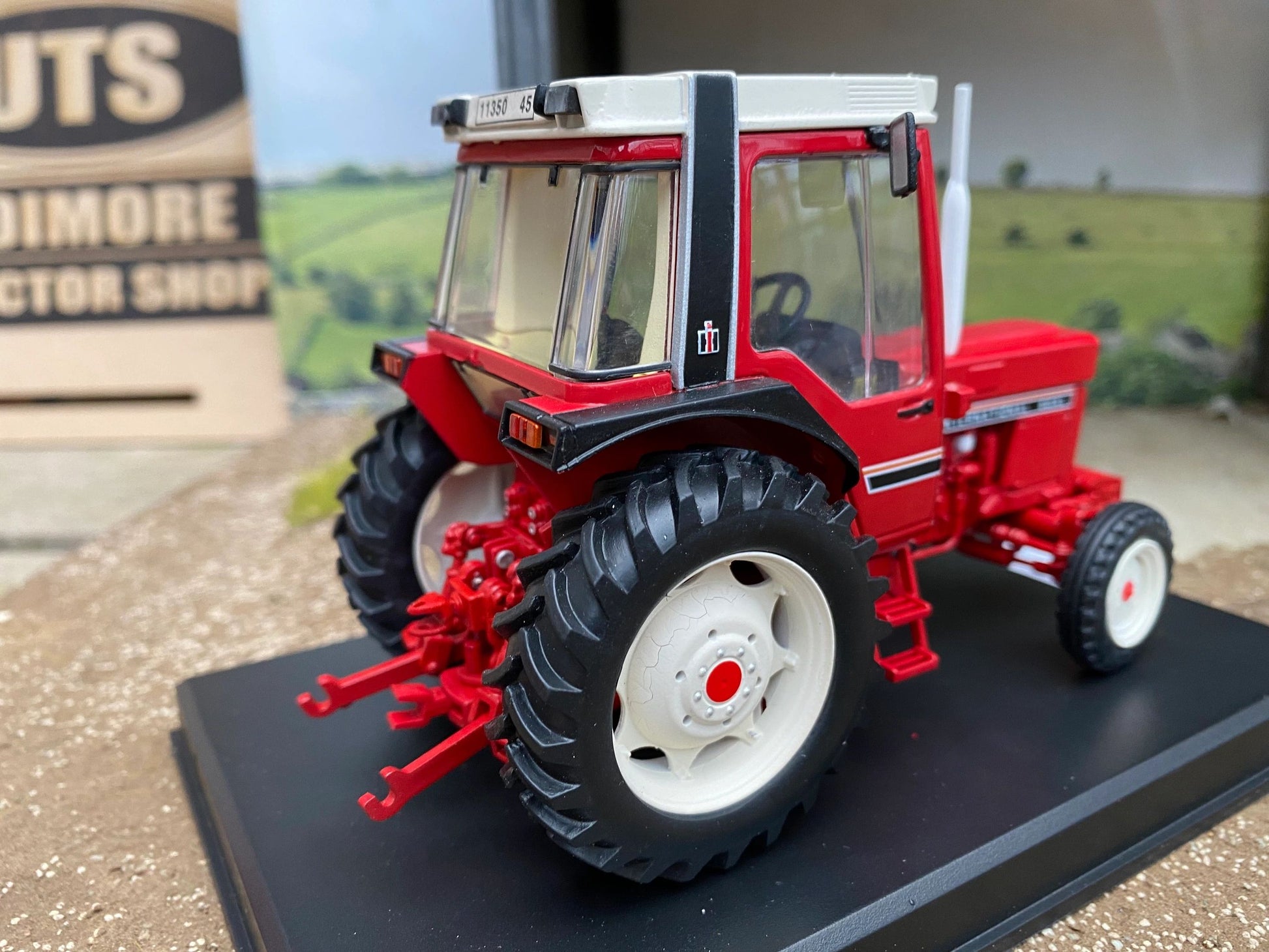 REP082 Replicagri International 845XL 2wd black fenders tractor 1:32 scale Boxed Image 5