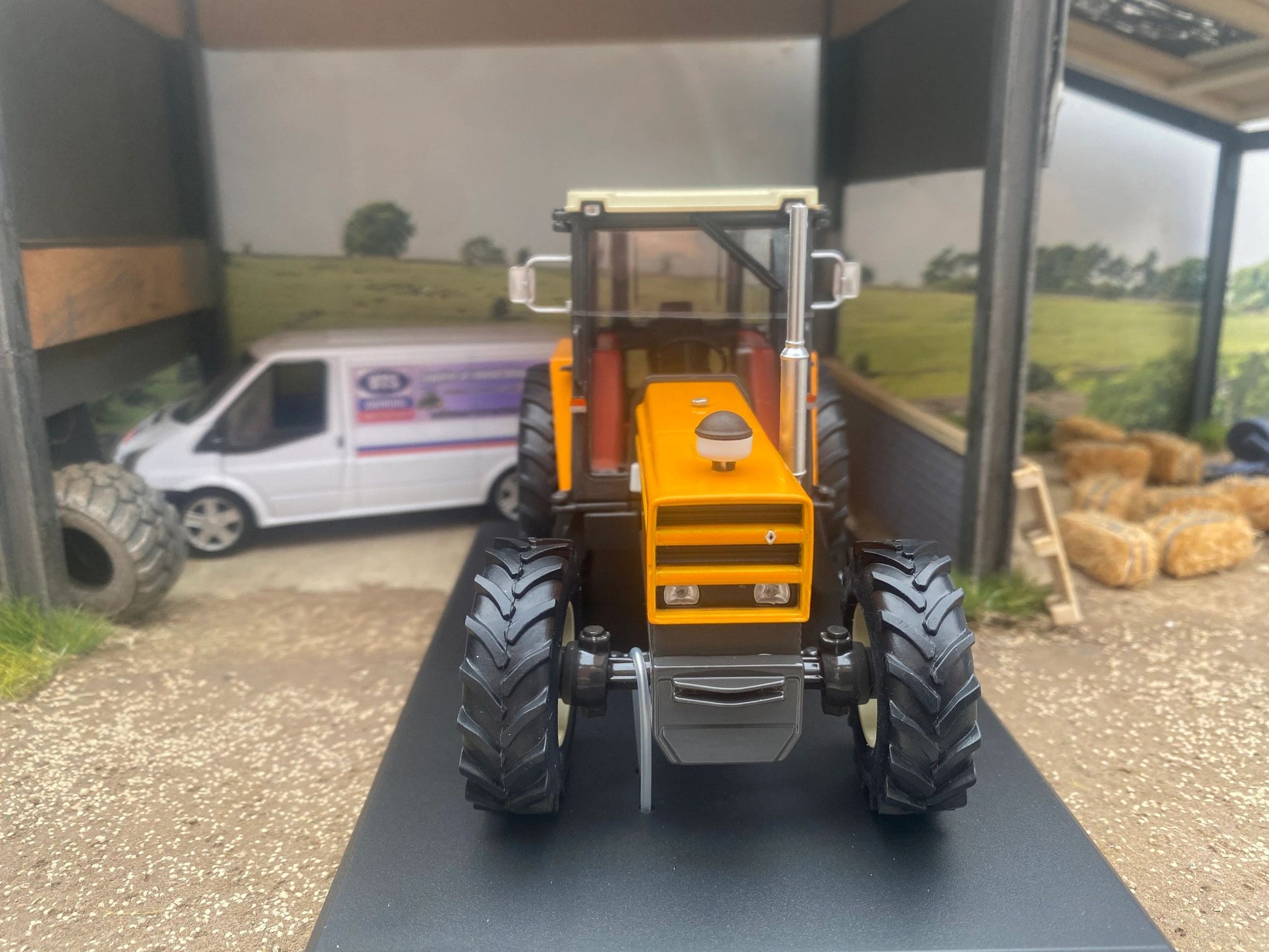 REP178 Replicagri Renault 981-4 tractor 1:32 scale Boxed Image 3