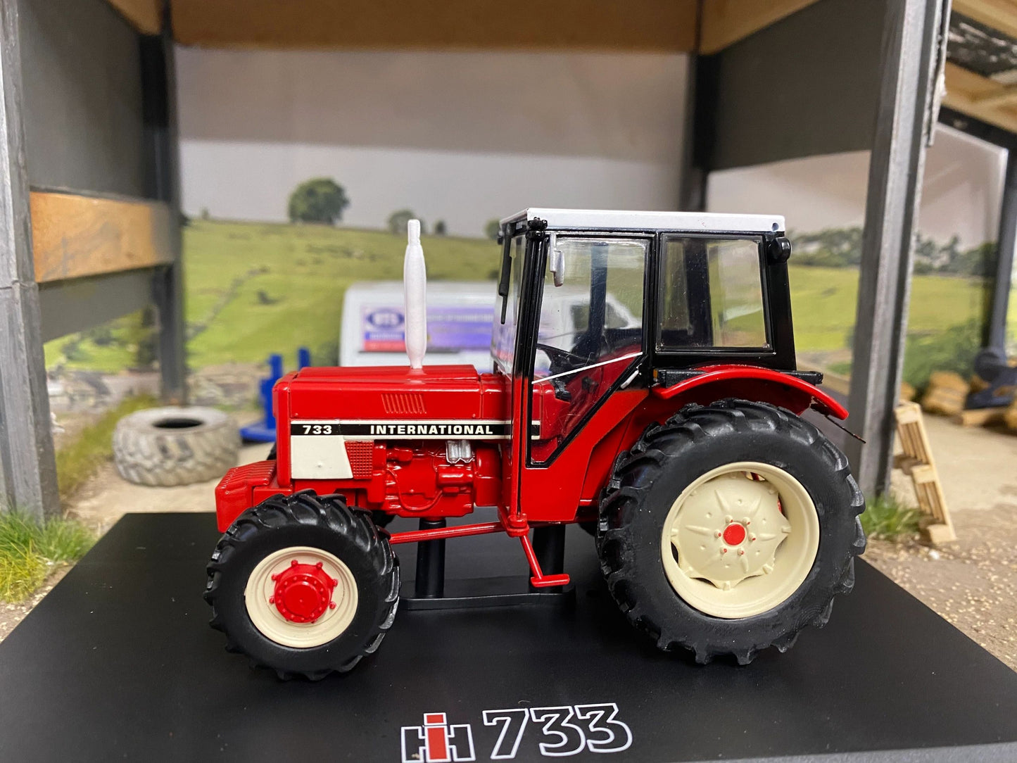 REP184 Replicagri International 733 4wd tractor 1:32 scale Boxed Image 4
