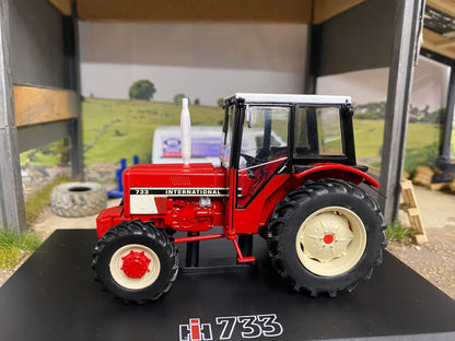 REP184 Replicagri International 733 4wd tractor 1:32 scale Boxed Image 4