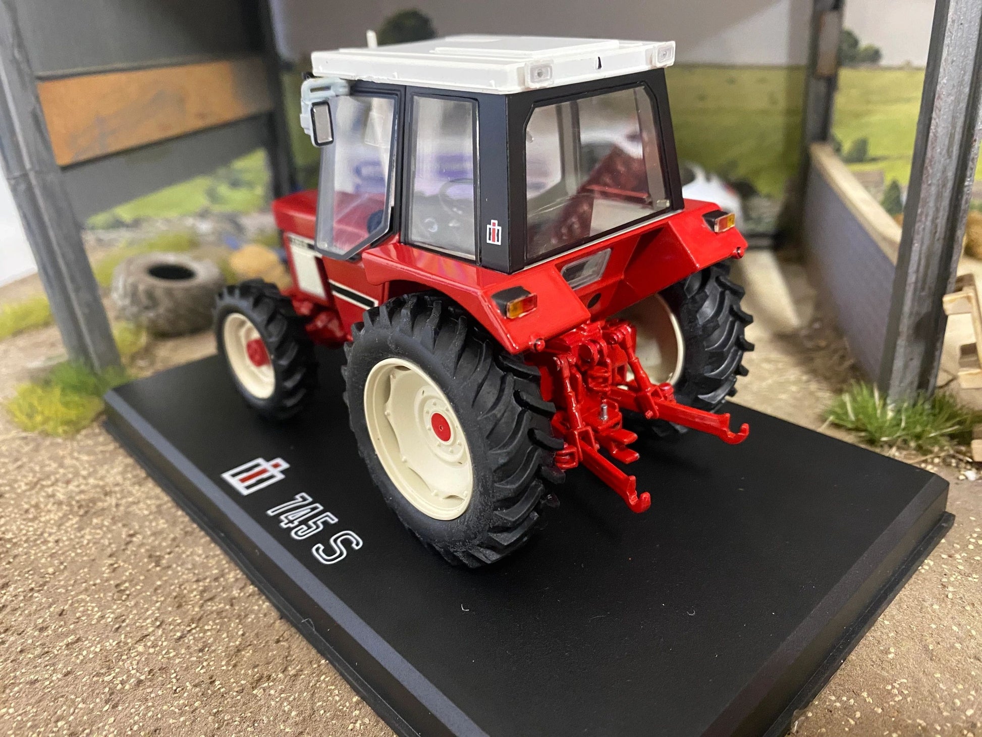 REP196 Replicagri International 745s 4wd tractor 1:32 scale Boxed Image 3