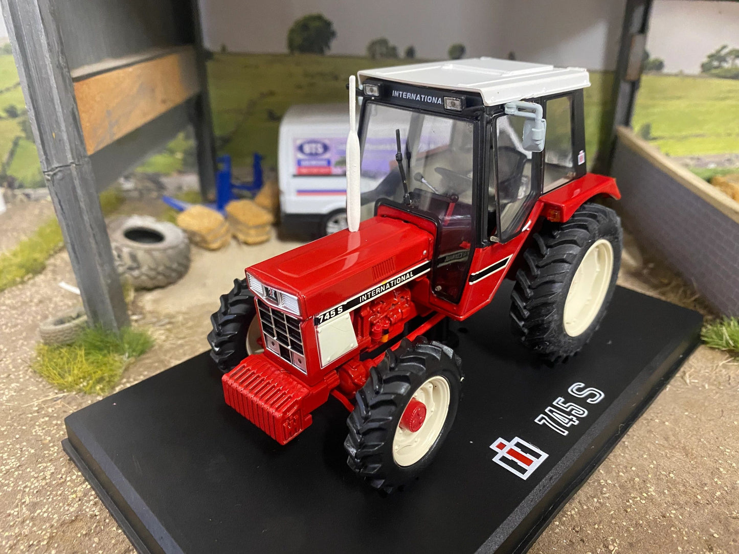 REP196 Replicagri International 745s 4wd tractor 1:32 scale Boxed Image 4