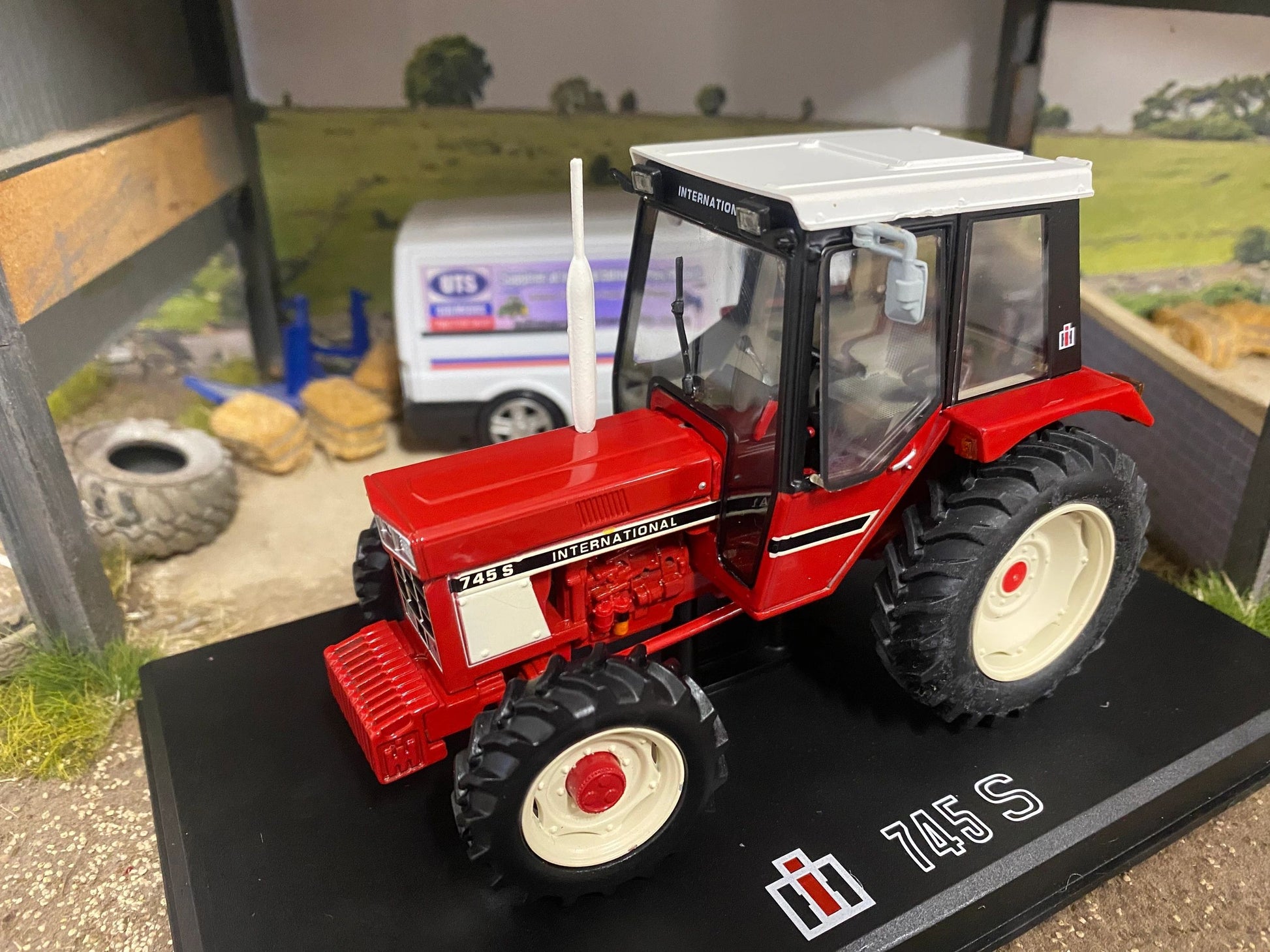 REP196 Replicagri International 745s 4wd tractor 1:32 scale Boxed Image 5