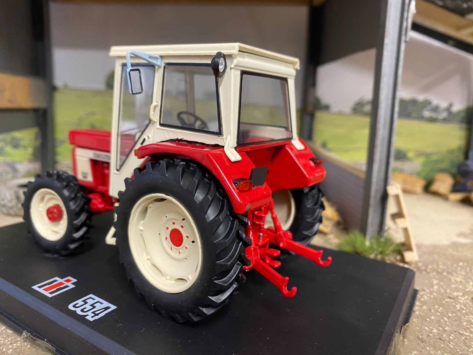 REP199 Replicagri International 554 4wd tractor 1:32 scale Boxed Image 3