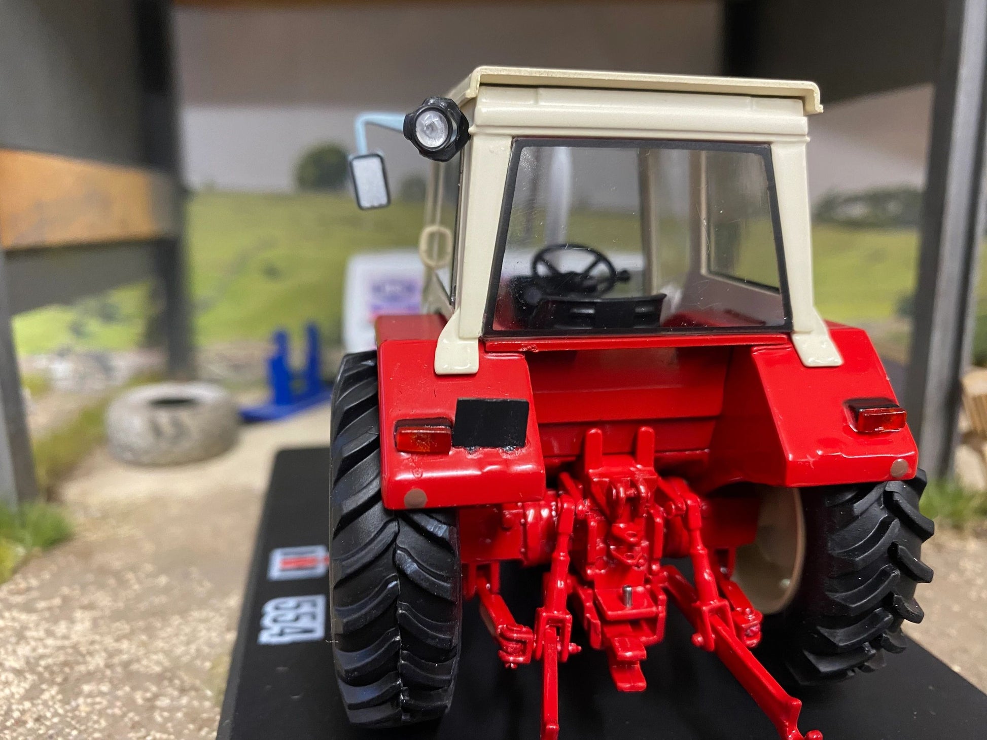 REP199 Replicagri International 554 4wd tractor 1:32 scale Boxed Image 4