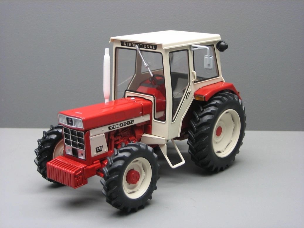 REP199 Replicagri International 554 4wd tractor 1:32 scale Boxed Image 6