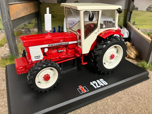 REP204 Replicagri International IH 1246 4wd tractor 1:32 scale Boxed Image 2