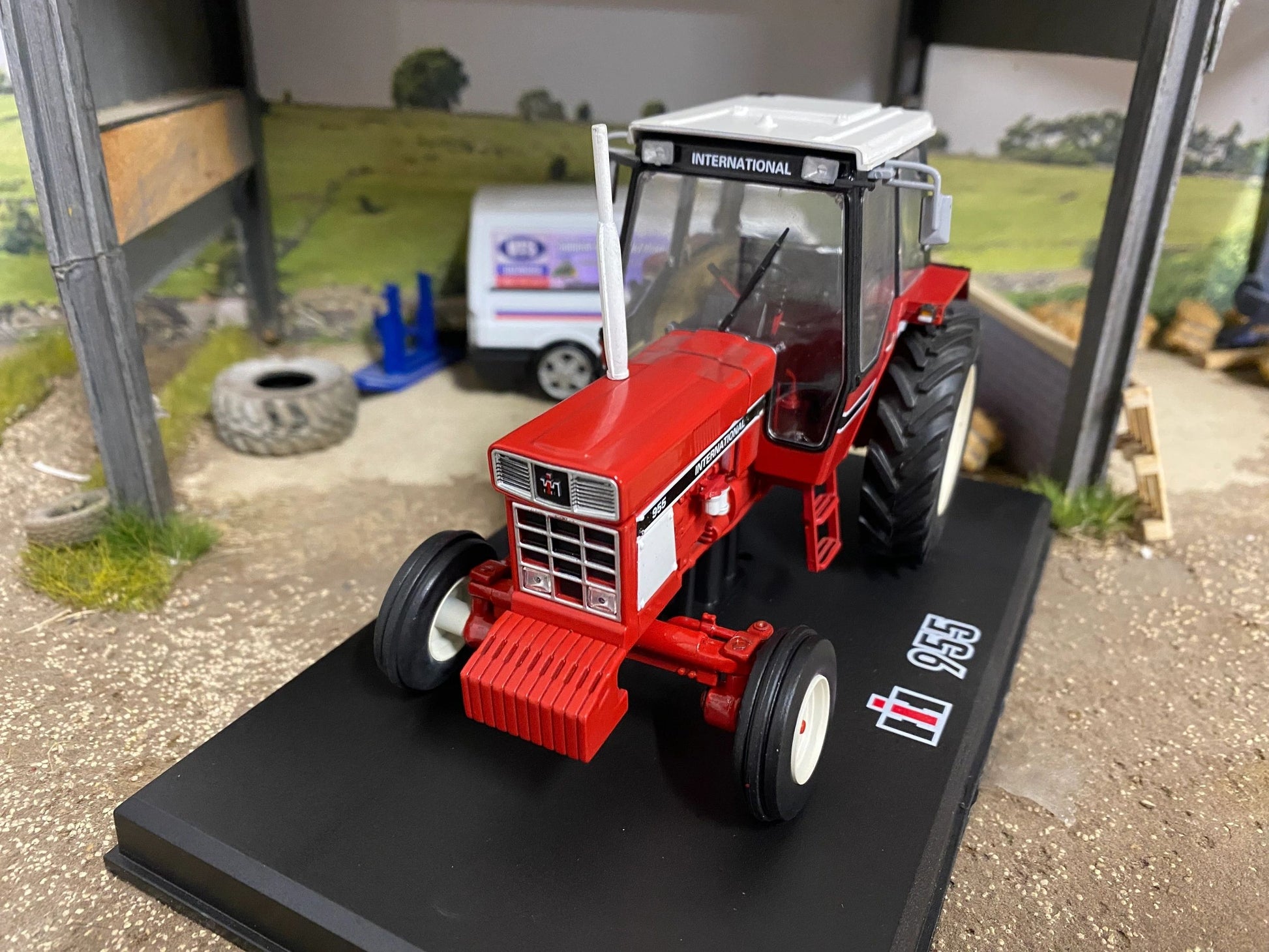 REP207 Replicagri International 955 2wd tractor 1:32 scale Boxed Image 3