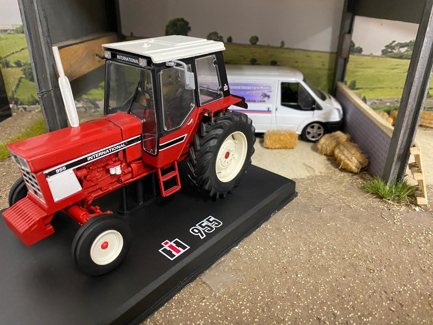 REP207 Replicagri International 955 2wd tractor 1:32 scale Boxed Image 4