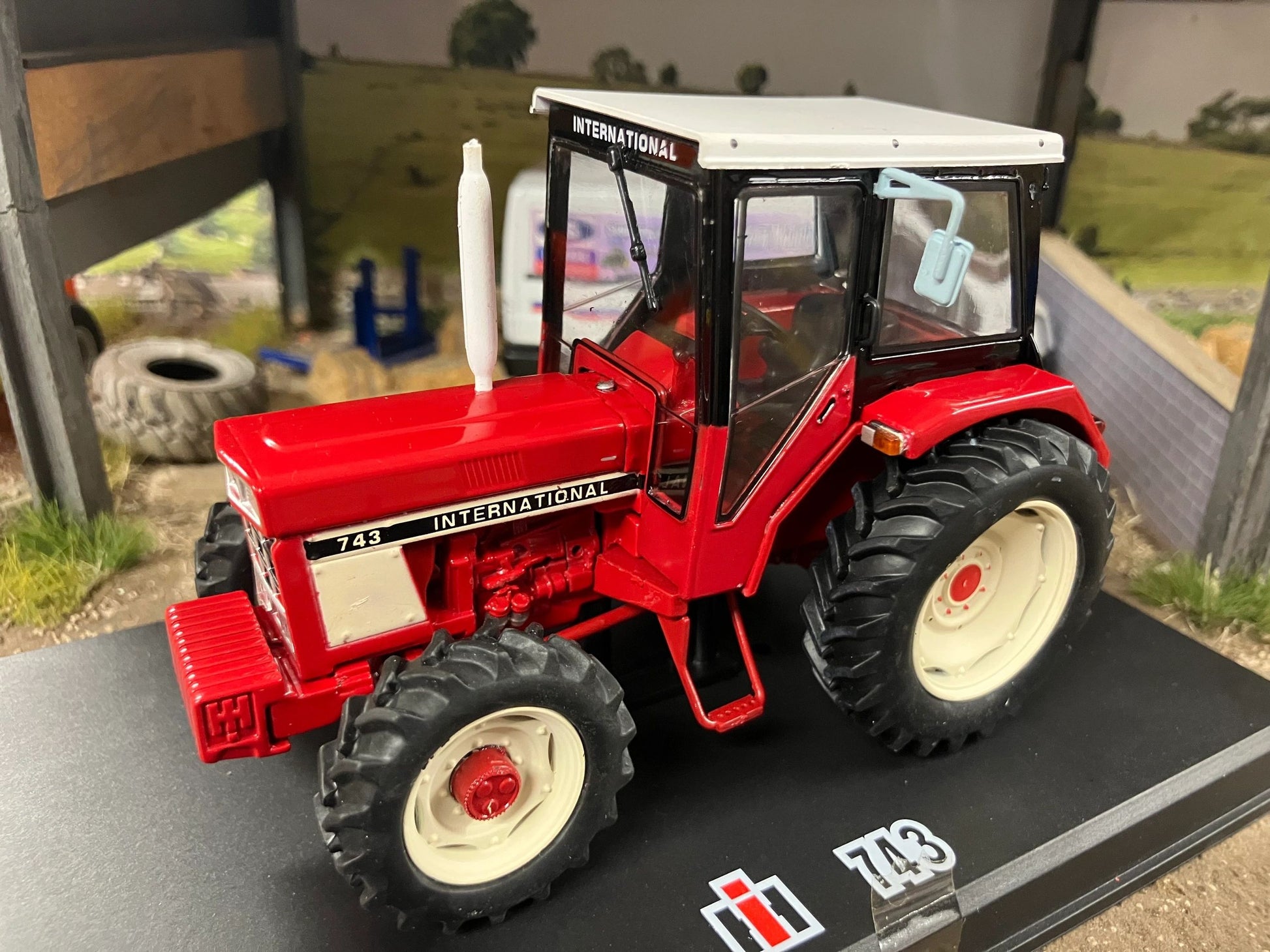 REP210 Replicagri International IH 743 4wd tractor 1:32 scale Boxed Image 3